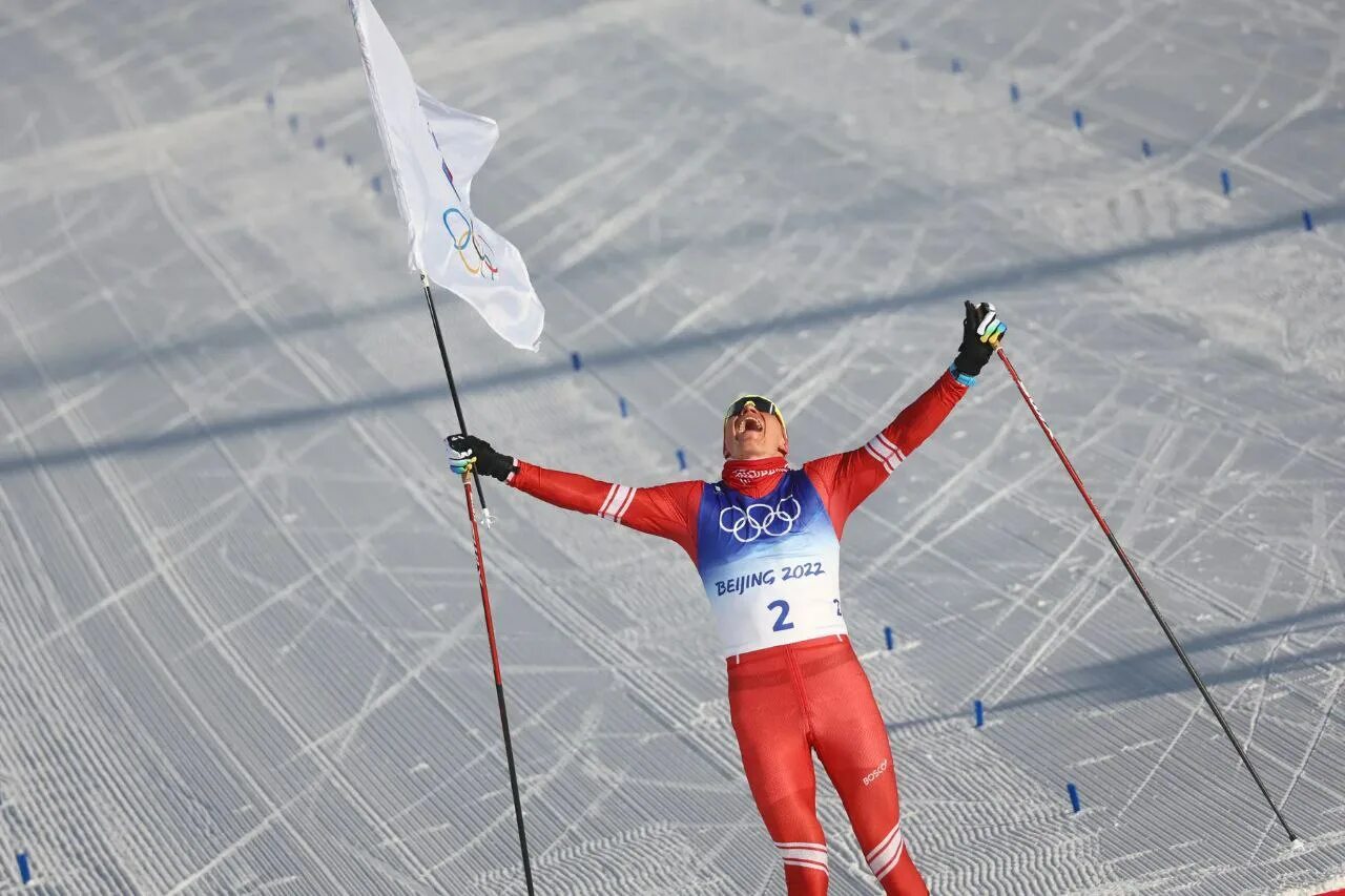 Международная федерация лыжного. Большунов финиш с флагом. Финиш Большунова на Олимпиаде 2022.