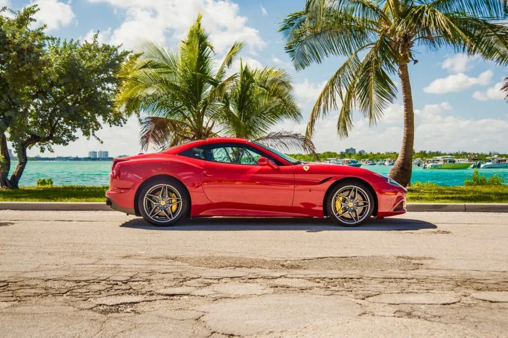 Феррари Калифорния купе. Пальмы и Феррари Майами. Феррари на море. Красный кабриолет в Майами. Ferrari t80