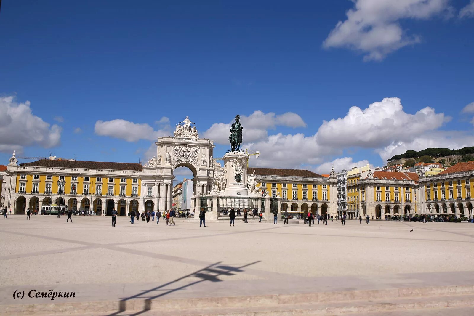 Вокзал в центре на площади в лиссабоне. Площадь коммерции в лиссабоне обои на рабочий стол. Лиссабон площадь пласа де кумерсию. Триумфальная арка лиссабон. Праса ду комерсиу лиссабон.