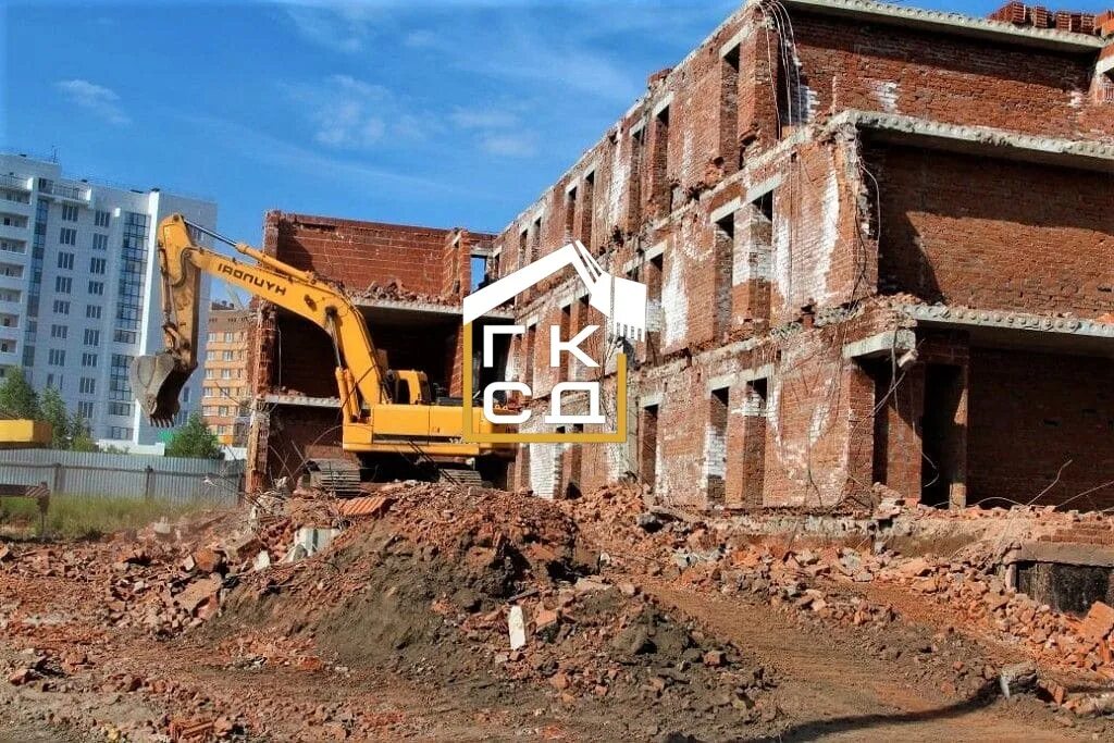 Снос зданий в московской области. Демонтаж кирпичного здания. Снос кирпичного здания. Сносят кирпичный дом. Демонтаж старых домов.