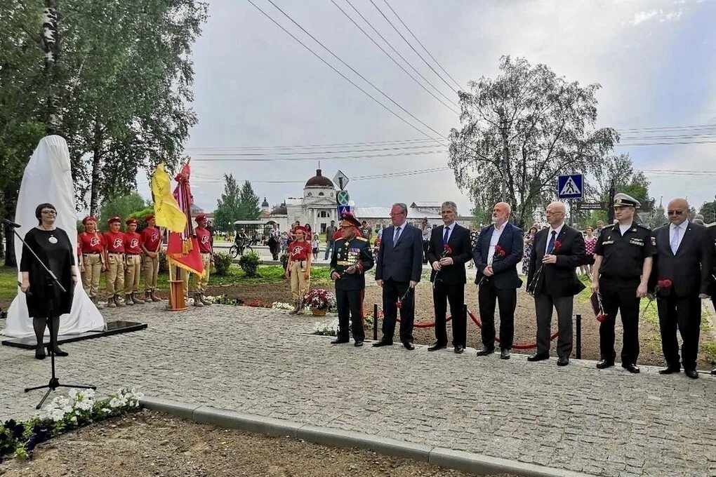 Новости кириллова вологодской. Волокославинское Вологодская область. Памятник Евгению Преображенскому. Волокославинский дом культуры Кирилловский район. Памятник Преображенскому в школе Николоторжский.