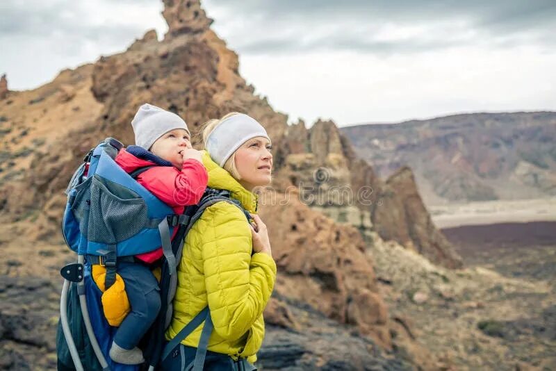 Мальчик в походе. Поход в горы с детьми. Поход мама. Пешеходный туризм в лесу. Рюкзак-переноска для походов с детьми.