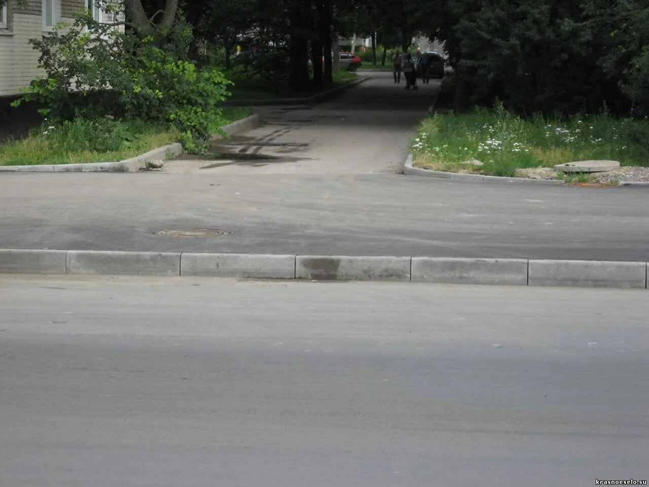 На бордюре стоит. Машина припаркована на тротуаре. Грязь вдоль бордюров. Тротуар. Дорога с тротуаром.