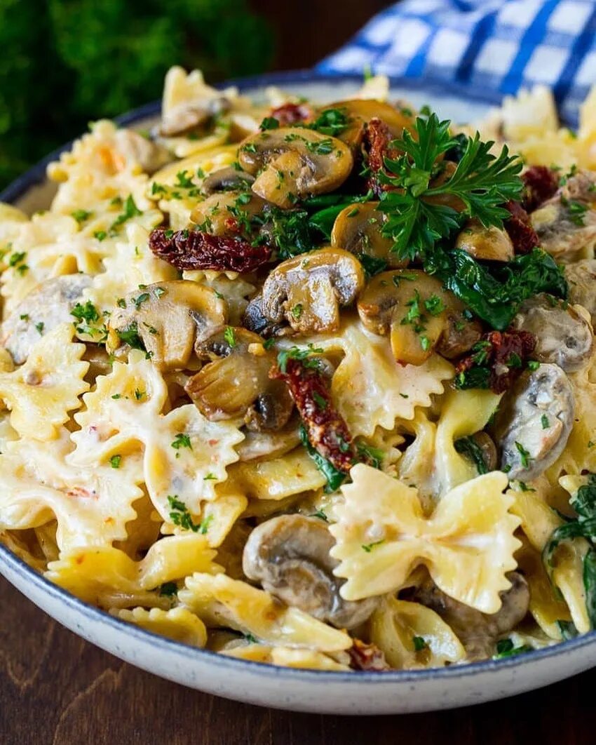Макароны с грибами и сыром. Паста фарфалле с грибами. фарфалле паста с шампиньонами. фарфалле с грибами в сливочном соусе. фарфалле в сливочном соусе.