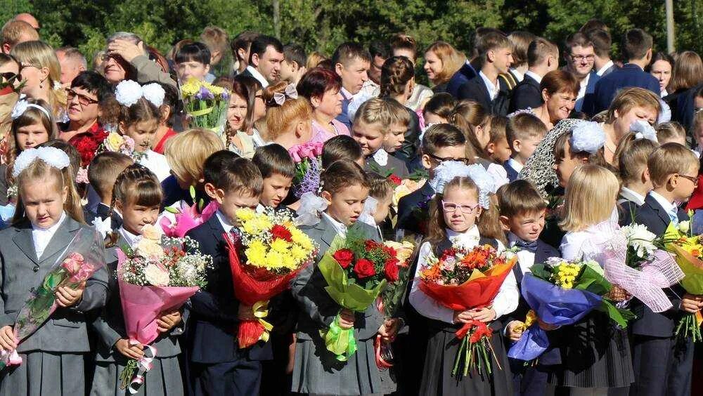 Линейка в школе. 1 Сентября линейка в школе. Школьники на линейке. Линейка 1 сентября в 11 школе. 11 сентября школа