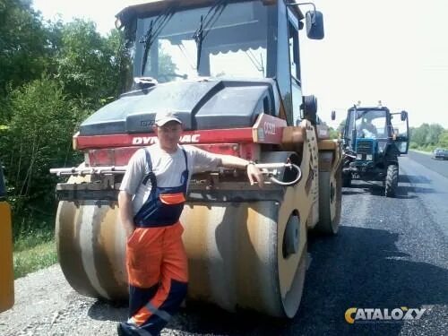 Машинист катка самоходного. Машинист автогрейдера вахта. Машинист виброкатка. Водитель катка вакансии. Каток машинист.