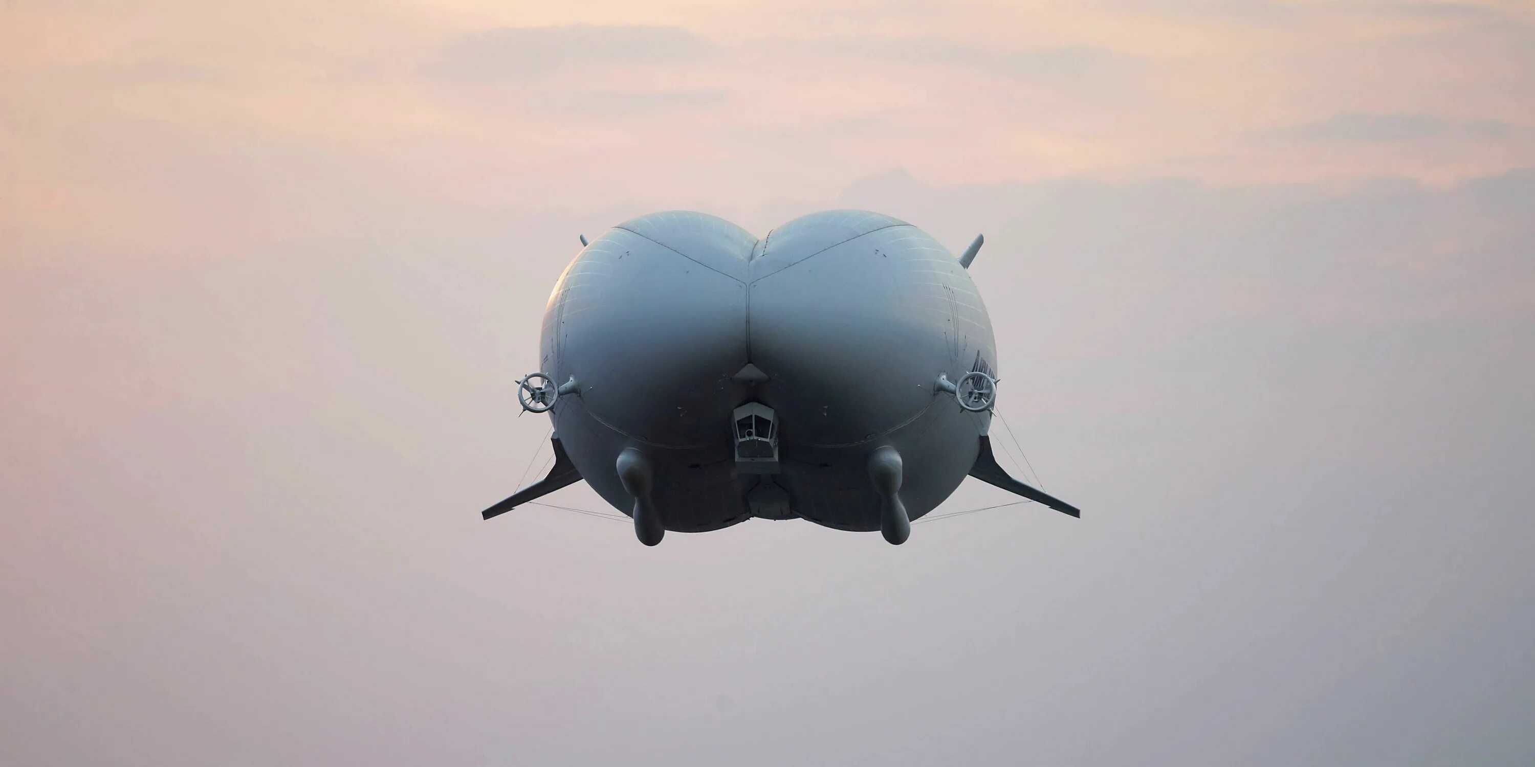 самый большой дирижабль. самые большие в мире катастрофы дирижабль. Airlander 10 крушение. летать зад. аирландер 10 дирижабль.