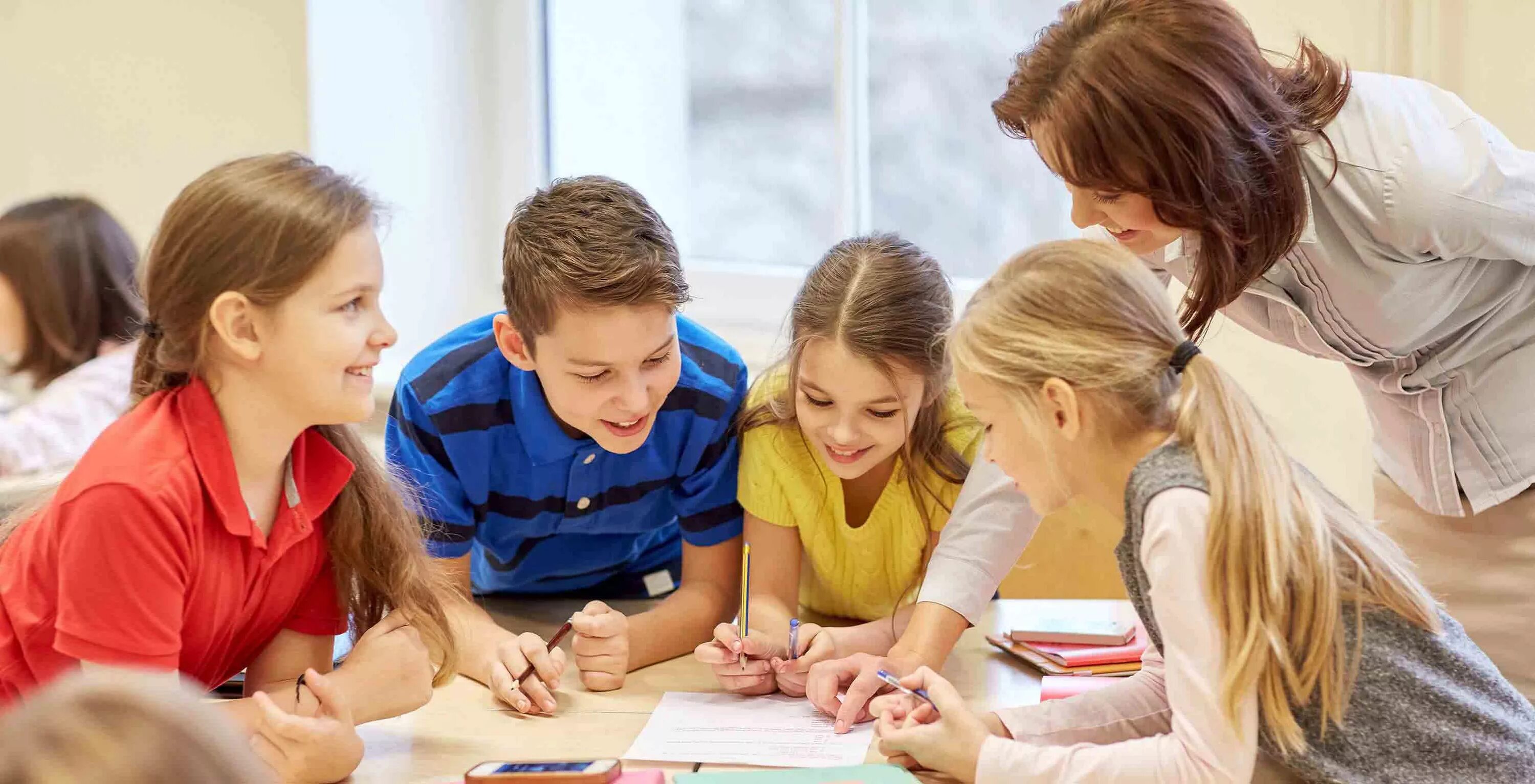 Учитель и дети. Школа занимается воспитанием детей. Дети в школе. Учитель и дети. Учитель и ученик.