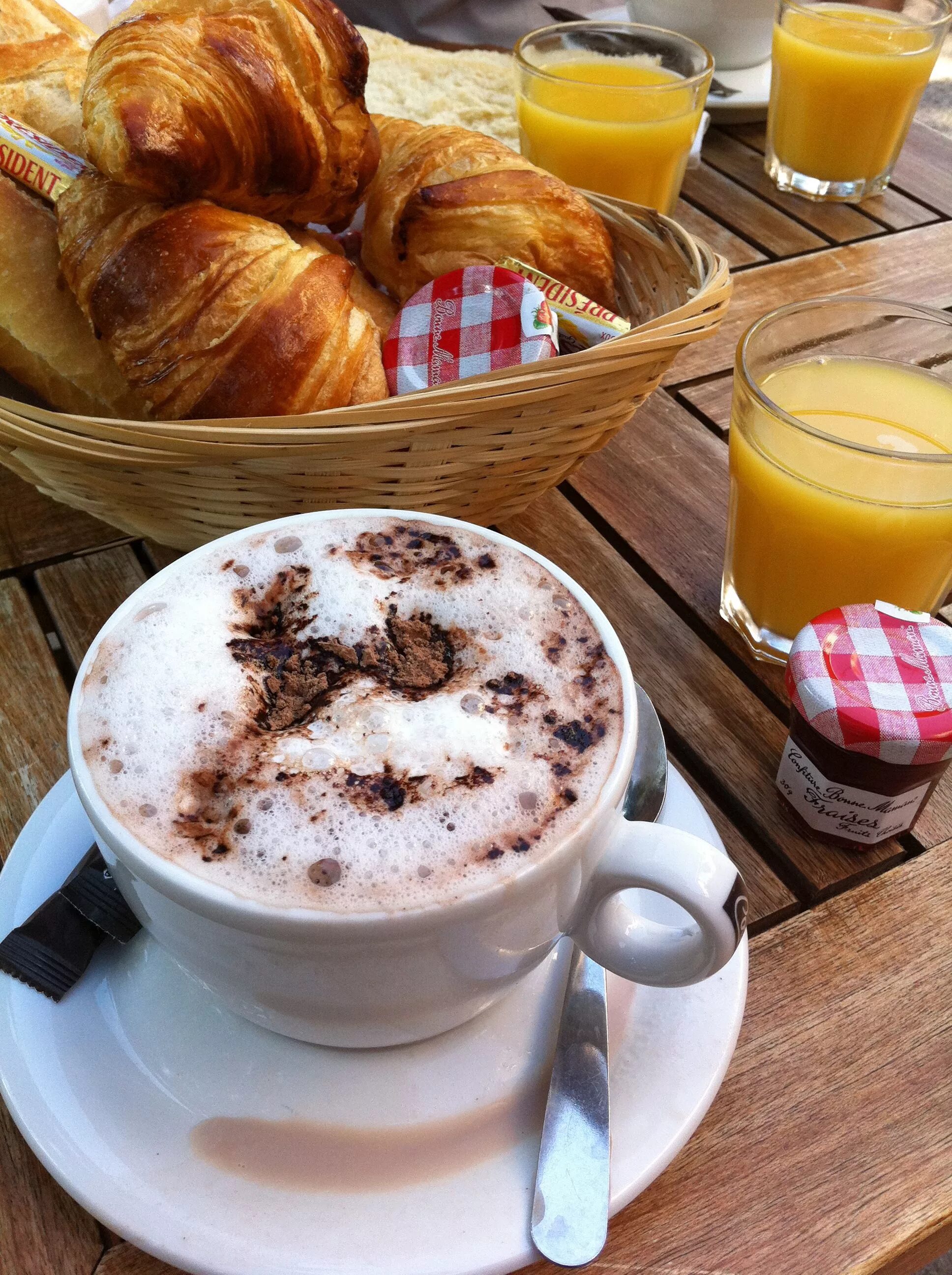 Брекфест Монинг. Утренний завтрак. Завтрак с кофе. Красивый утренний завтрак.