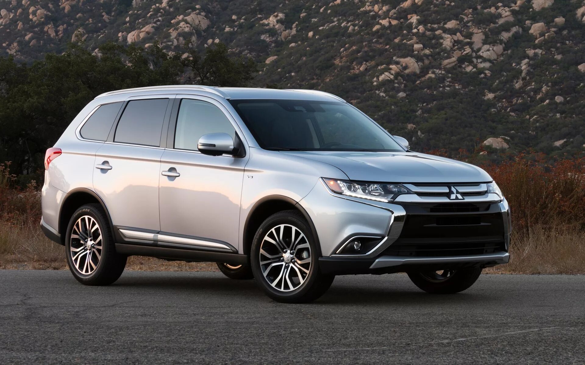 Outlander 2015 лифтинг. Toyota outlander 2017. Мицубиси аутлендер 2017 белый. Аутлендер 3. Тойота аутлендер 2012.