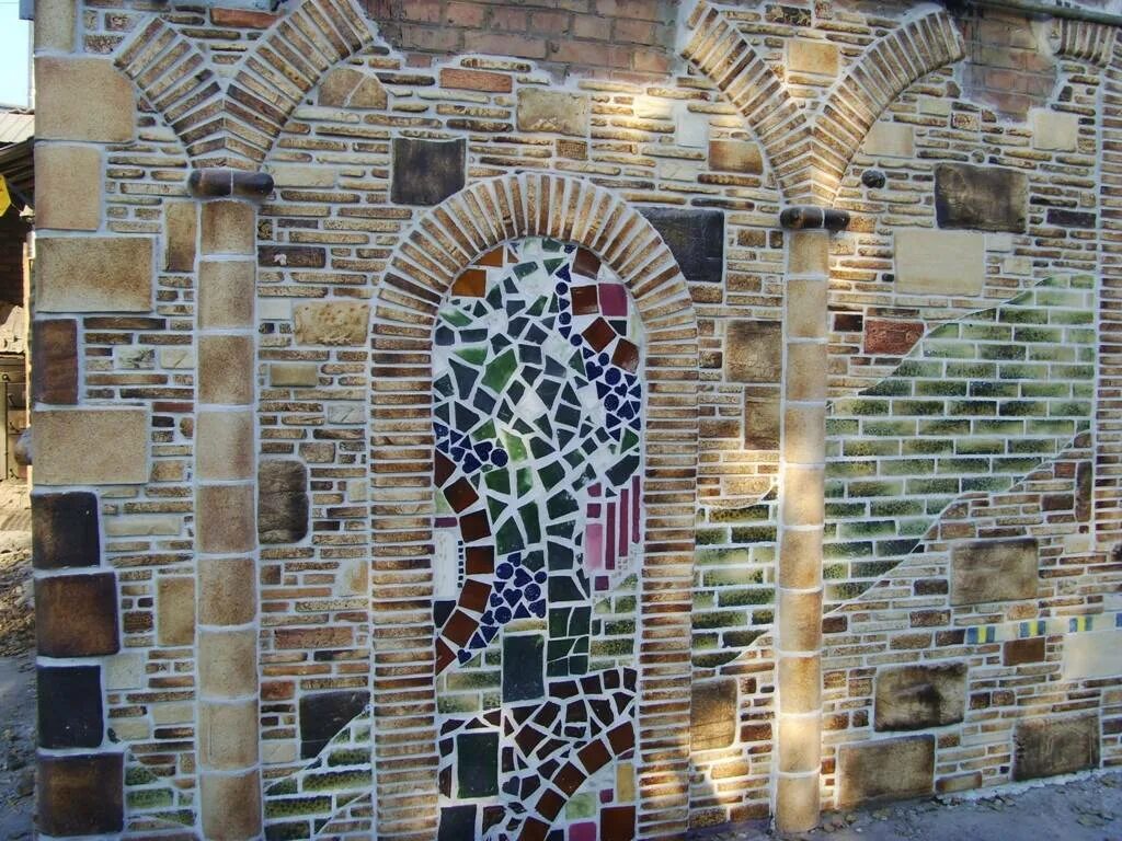 Мозаика на фасаде. Дом отделанный мозаикой. Мозаика на фасадах домов. Мозаика на стену. Мозаичные дома