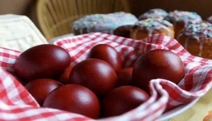 Яйца в луковой шелухе на Пасху. Окрашивание яиц. Пасхальные яйца в луковой шелухе. Окрашивание яиц луковой шелухой.