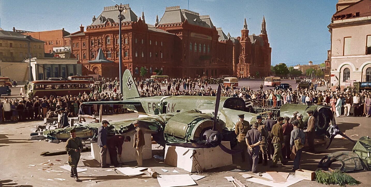 Первый налет на москву. Сбитый самолет в Москве 1941. Юнкерс 88 на площади Свердлова. Москва 1941 год.