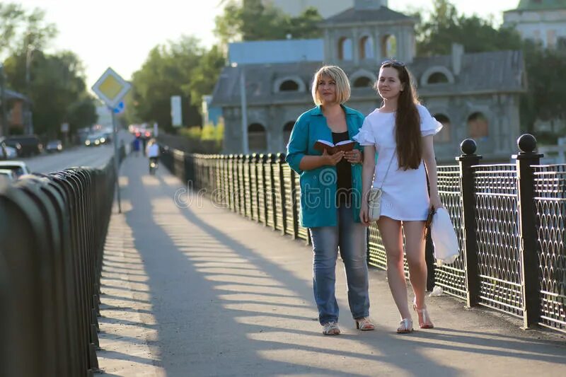 Прогулка вторая. Подруги гуляют по городу. две девушки гуляют по городу. две женщины на прогулке. прогулка подруг по городу.