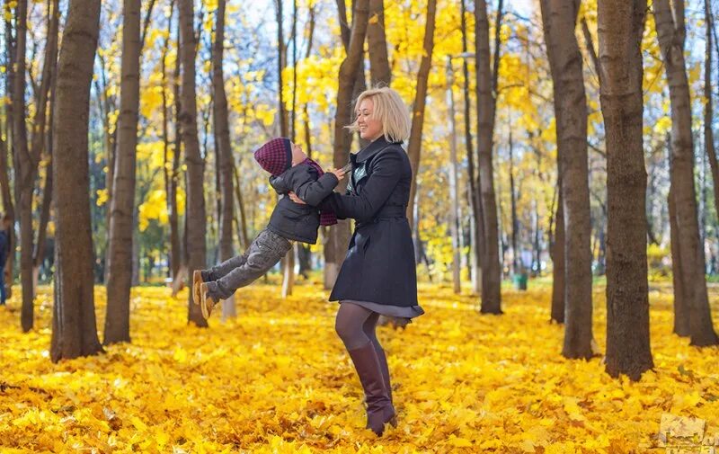 Прогулка в осеннем парке. Фотосессия прогулка в парке. Осенняя прогулка фотосессия. Девушка на осенней прогулке.