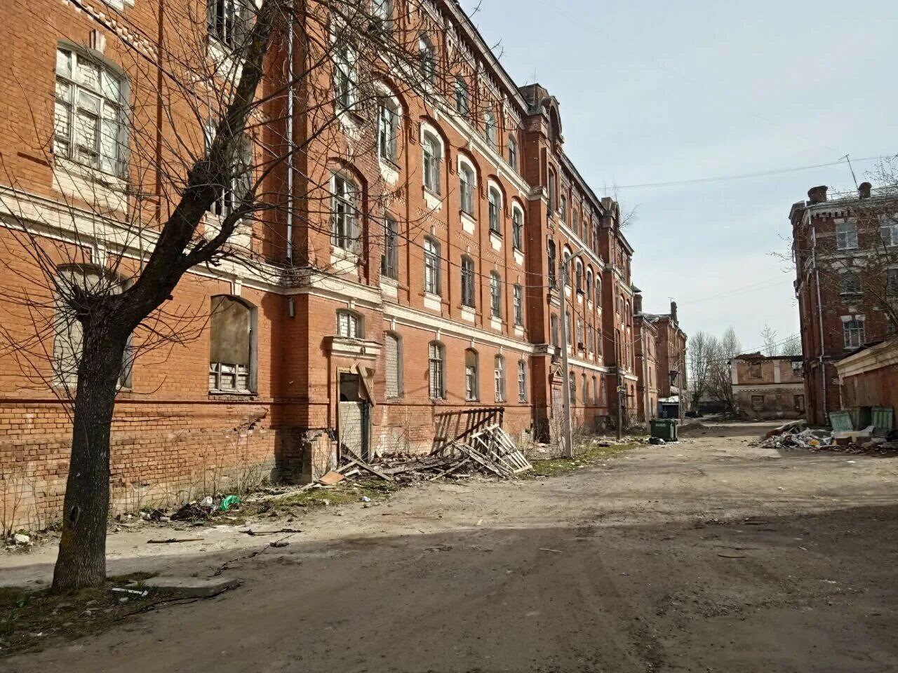 В Твери обрушилась стена казармы Морозовского городка