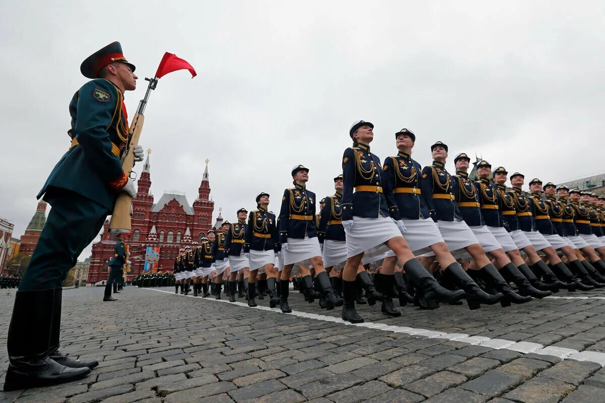 Зачем парад. Военный парад Россия маршируют. Марширующие солдаты на красной площади 9 мая. Солдаты на параде. Линейные на параде.