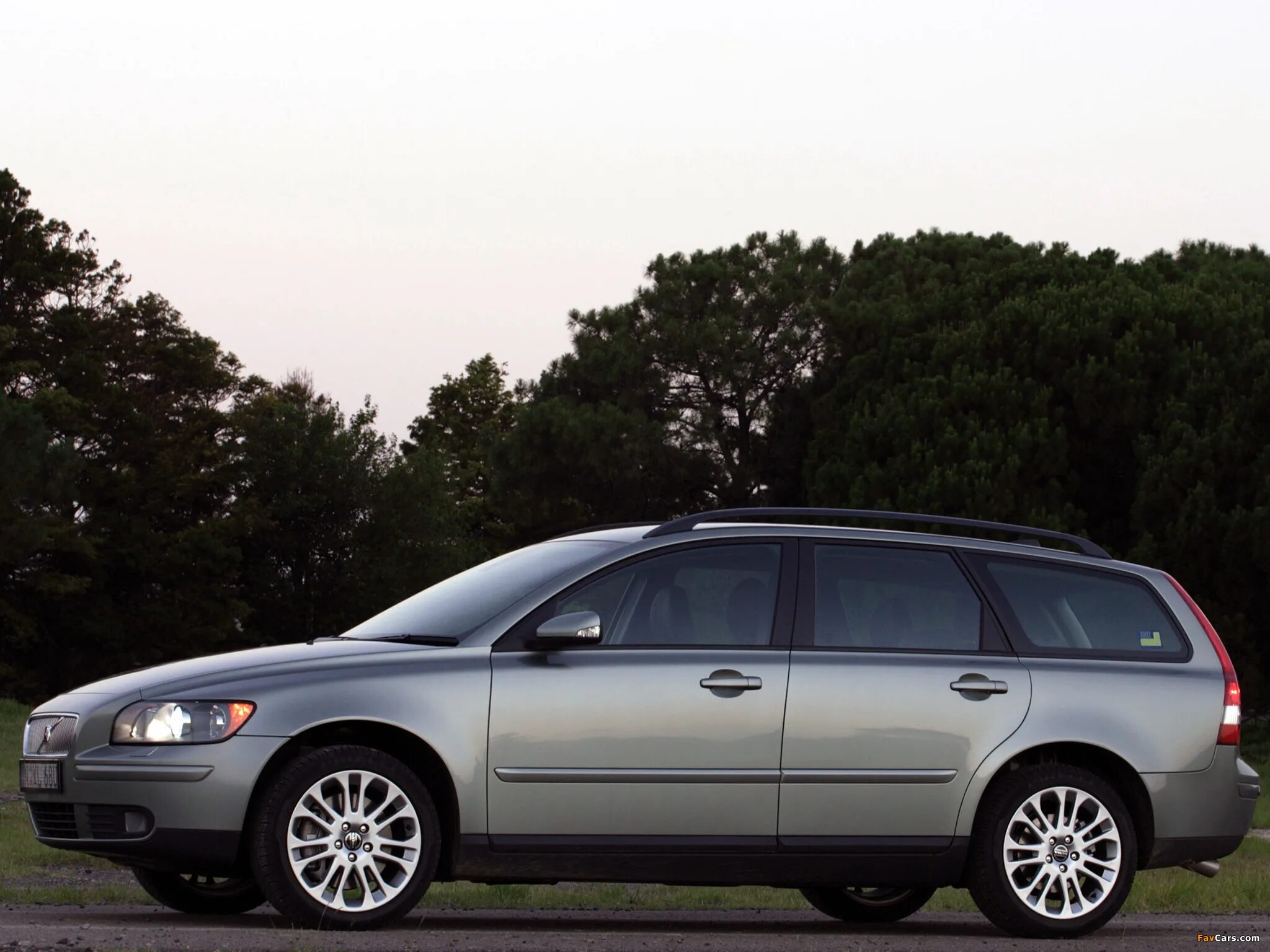 Volvo v50 t5. В 50 Вольво 4х4 2012 года. Вольво 4х местная. Вольво в 50 2005 год фото.