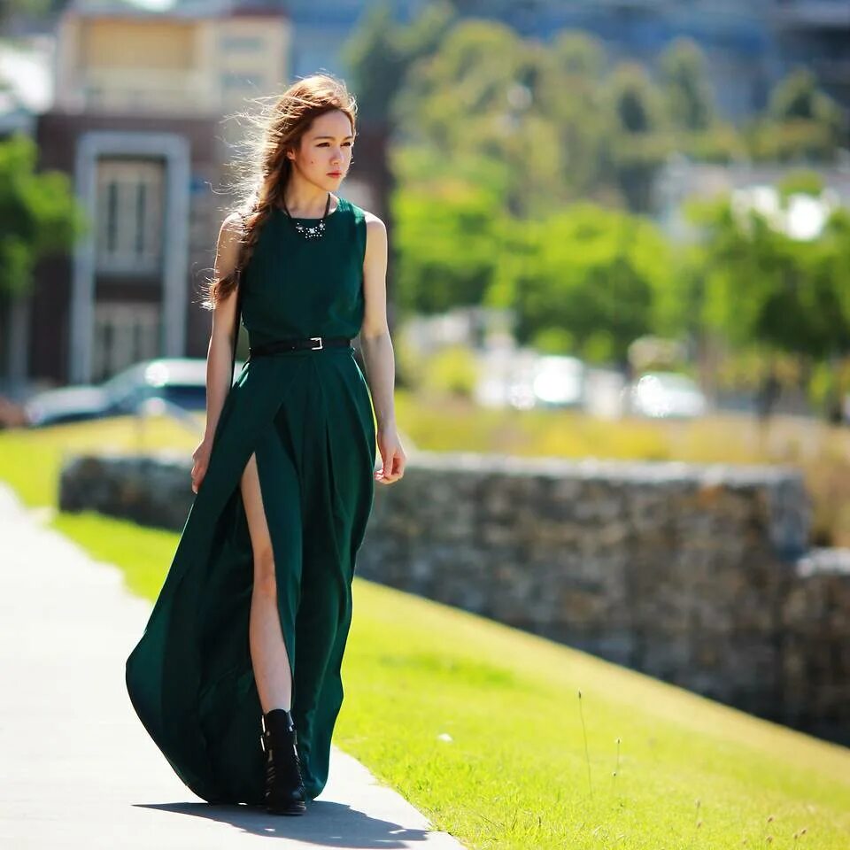 Длинные платья с поясом. Девушка в зеленом платье. Девушка в длинном зеленом платье. Длинное платье. Зеленое платье в пол.