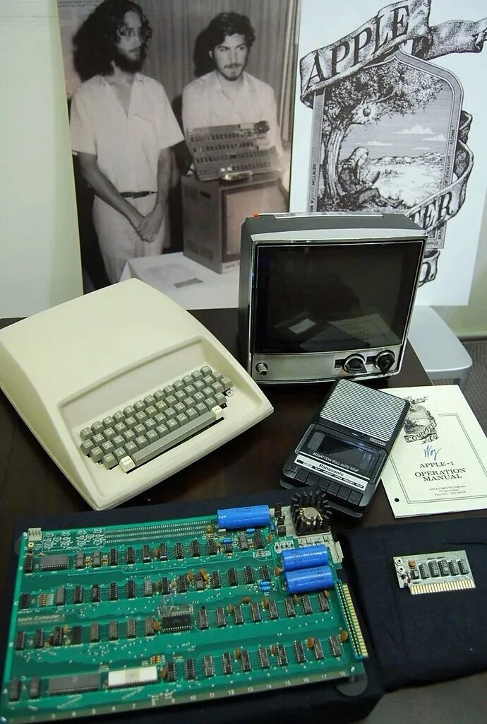 First apple. Apple i 1976. Apple 1 компьютер 1976. Стив Джобс 1976 Apple 1. Стив Джобс первый компьютер Эппл 2.