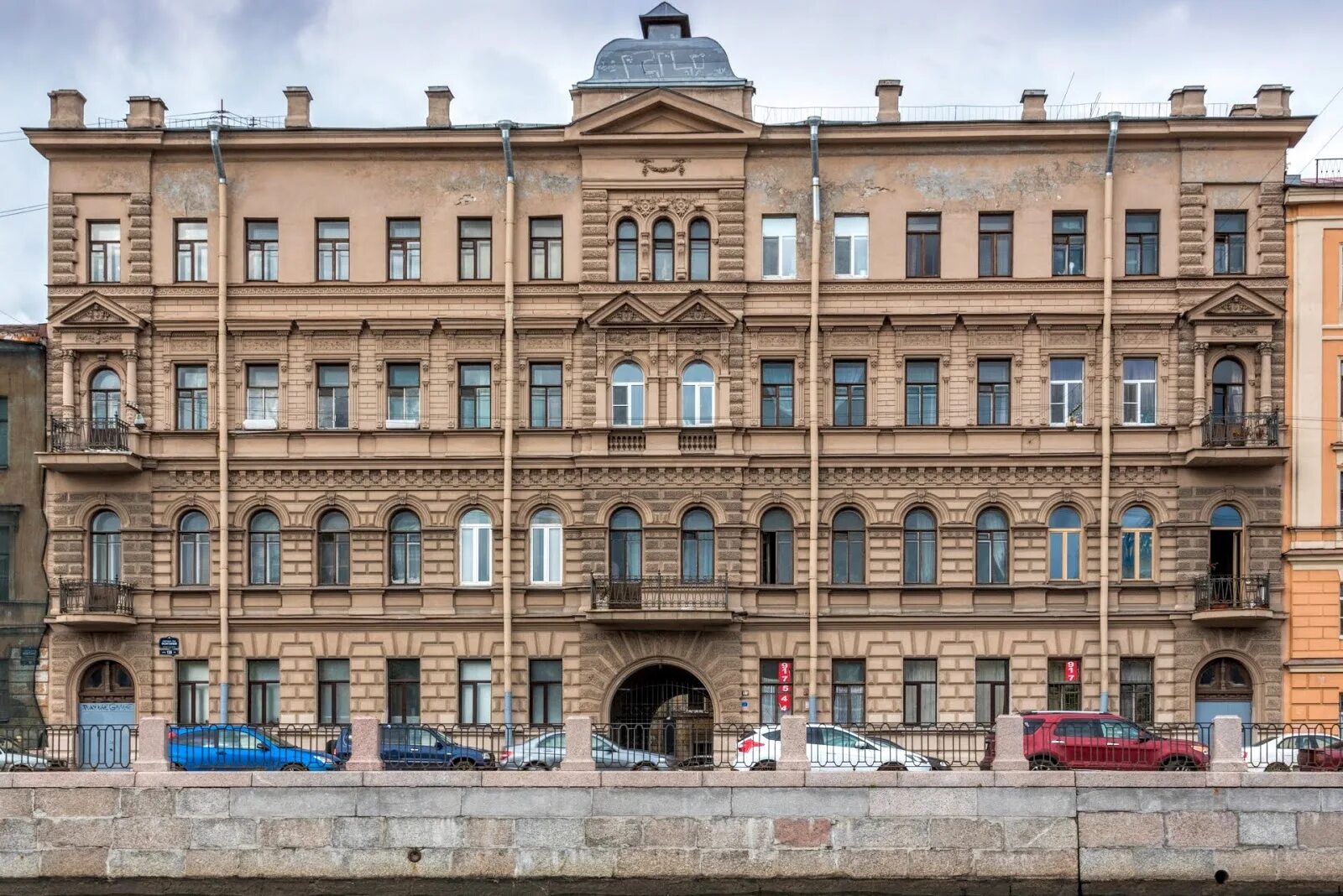 Петербургский дом отзывы. Старый фонд фасад Санкт-Петербурга. Старый фонд СПБ фасады. Старый фонд СПБ фасады набережная. Набережная Фонтанки 21.