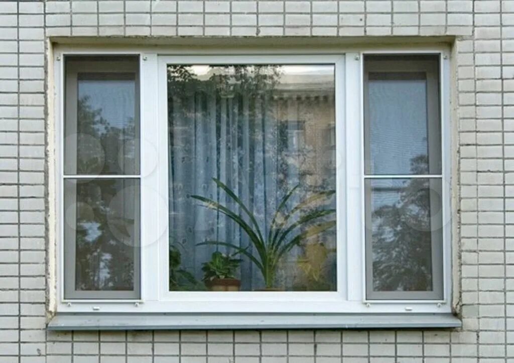 Окна на три стороны. Пластиковое окно снаружи. Пластиковое окно с улицы. Окно с улицы. Пластиковое окно вид с улицы.