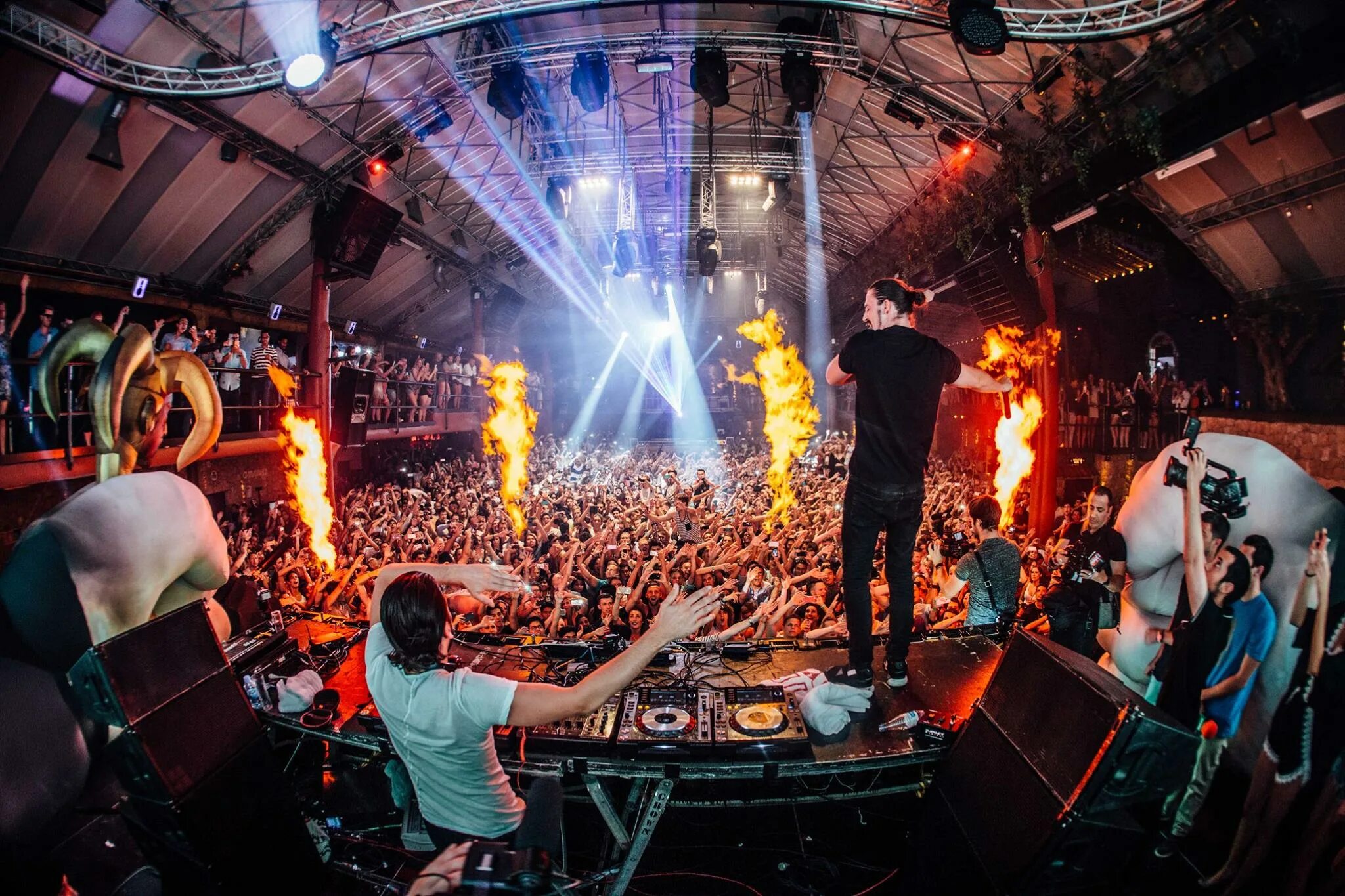 Dimitri vegas like mike vini vici. Dimitri vegas &amp; like mike. dimitri vegas &amp; like mike фото. dimitri vegas &amp; like mike, r3hab, prezioso - shooting darts.