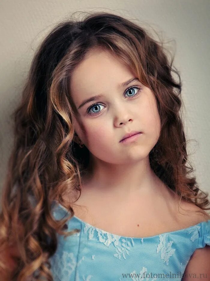 Девочки по возрасту. Голубоглазая девочка. Самые красивые маленькие девочки. Маленькие темноволосые голубоглазые девочки. Девочка с голубыми глазами.
