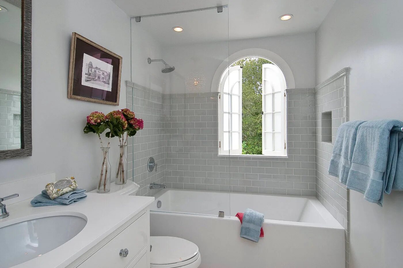 Интерьер ванной комнаты с окном. Ванная с окном в частном доме. Небольшая ванная с окном. Ванная в американском стиле. Расширить ванную