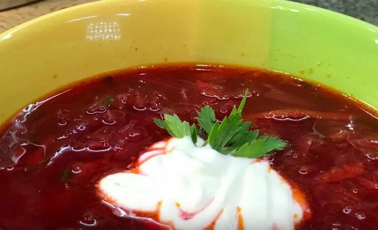 Свекла что делать борщ. Борщ с квашеной и свежей капустой. Борщ со свёклой и свежей капустой. Красивый борщ. Борщ с квашеной капустой и свеклой.