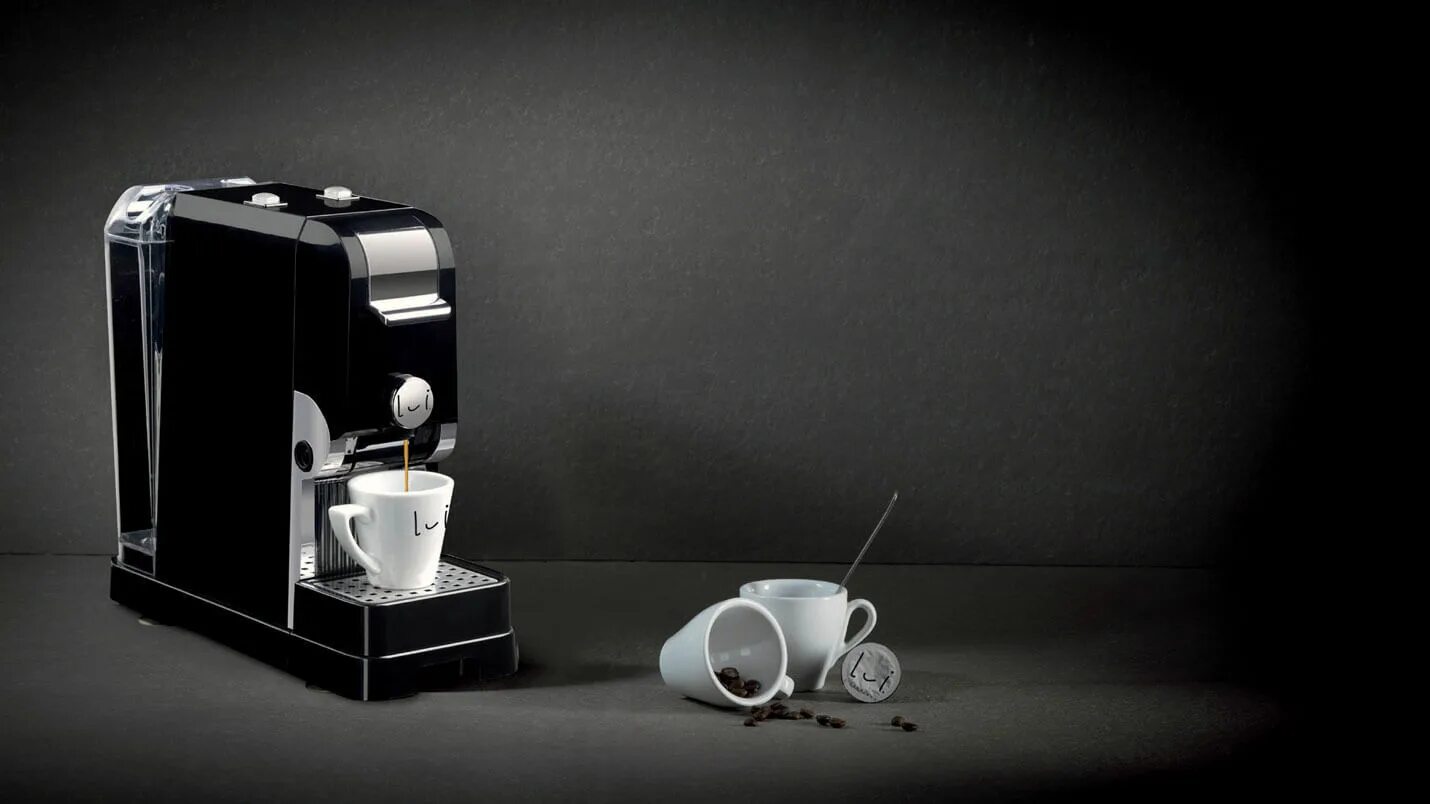 L espresso. Кофемашина lui l&#039;espresso. капсульная кофемашина lui l&#039;espresso. кофеварка реклама. кофемашина реклама.
