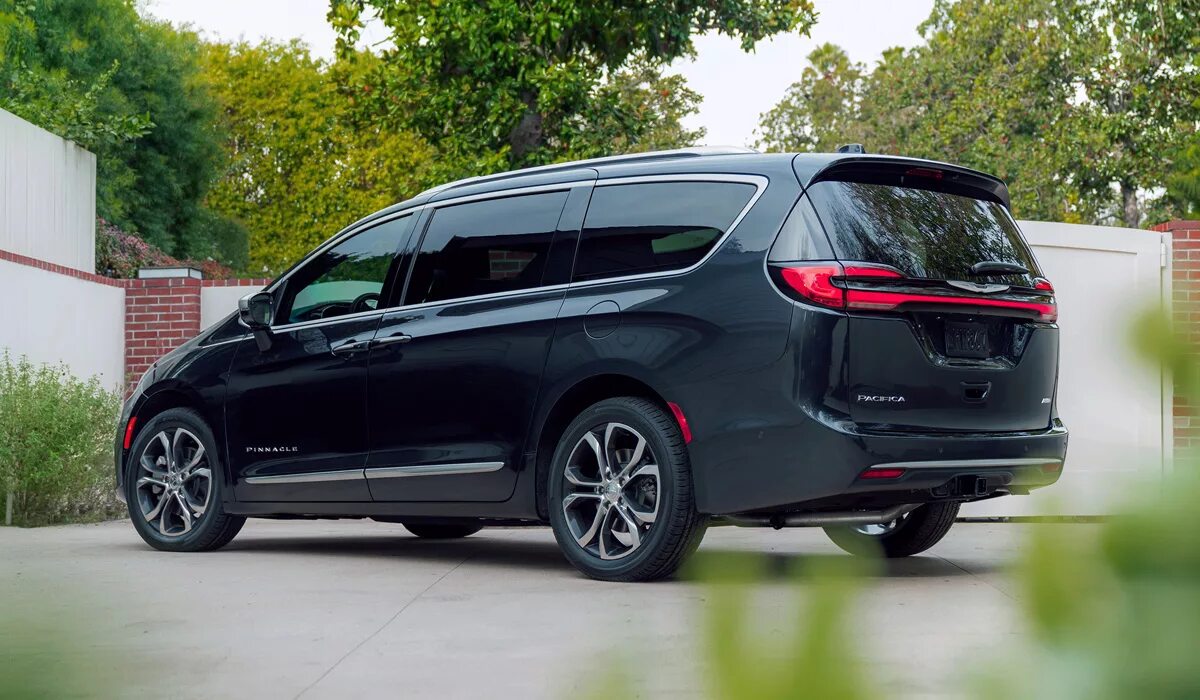 Минивэн клиренс. Chrysler минивэн pacifica. chrysler pacifica 2025. минивэн крайслер пацифика 2025. крайслер минивэн 2025.