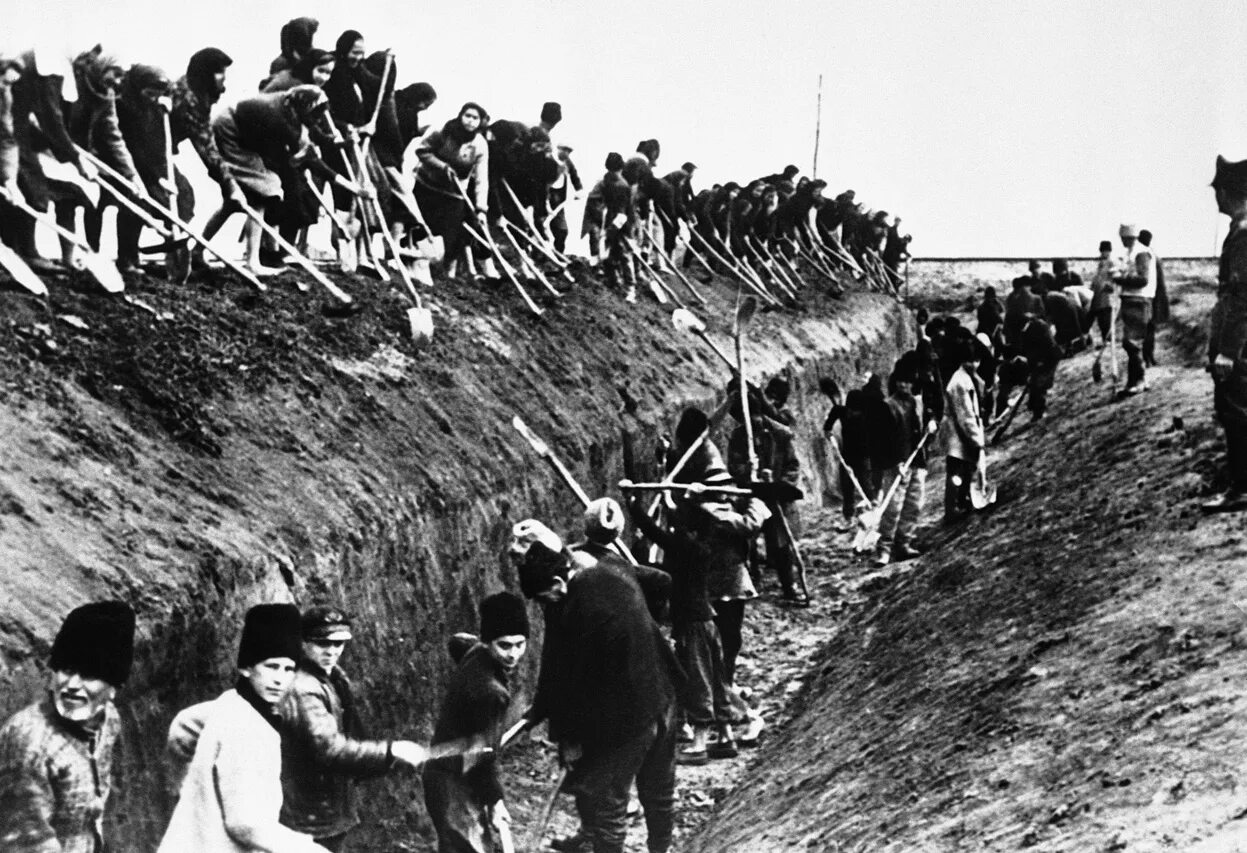 Рыть рвы. Противотанковые рвы 1941-1945. противотанковый ров 1941. лето 1941 рытье противотанковых рвов. роют противотанковые рвы.