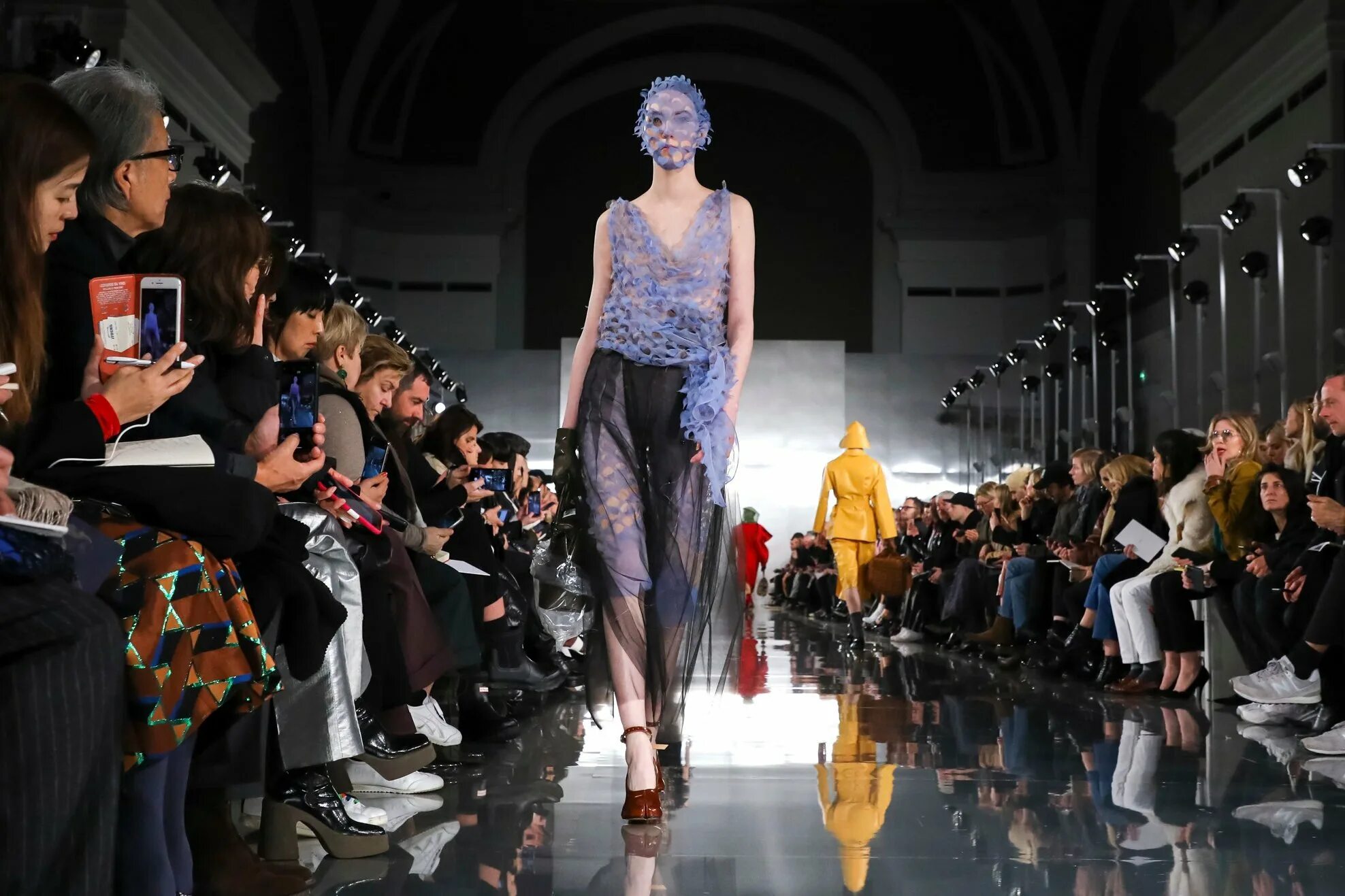 Коллекция Майсон марджарелла показ 2023. Мейсон Марджела показ 2022. Maison Margiela Haute Couture Spring-Summer 2020. Ассоциация моды фонтейна занимается организацией модного показа