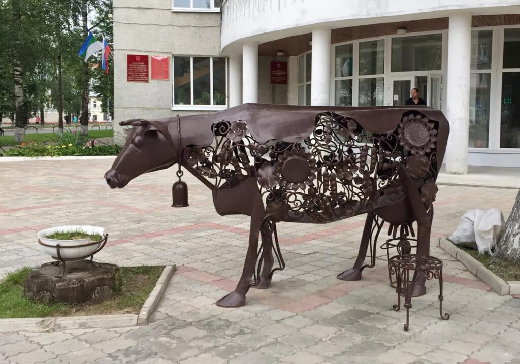 Сыктывкар достопримечательности города. Памятник коровп сыктывкар. памятник корове сыктывкар. рассвет над чукоткой сыктывкар памятник. памятники г сыктывкара республика коми.