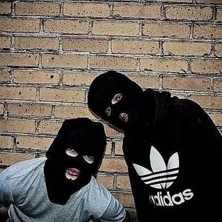 Два друга в масках