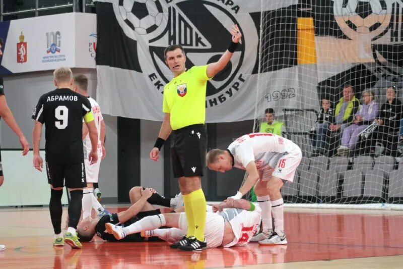 Ухта синара 4 матч. Мини футбол. Синара екатеринбург мини футбол. Бассейн ижорец в колпино. Вратари мини футбол суперлига.