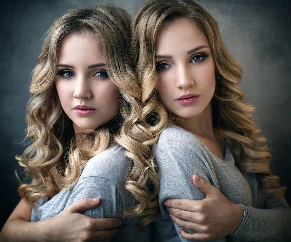 Sisters models. Актрисы Близнецы. Портрет двух девушек. Две сестры. Актрисы двойняшки.