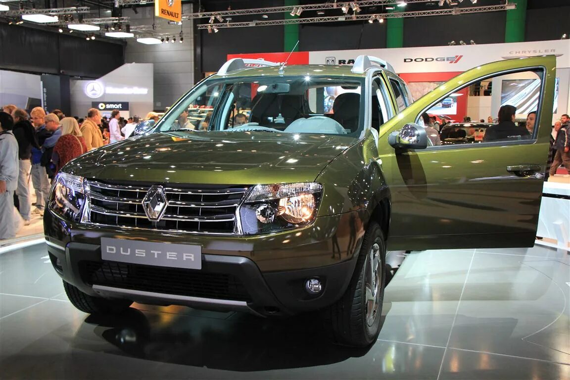 Купить дастер в салоне новый. Renault Duster зеленый. Новый Рено Дастер зеленый. Renault Duster в автосалоне. Рено Дастер в автосалоне.