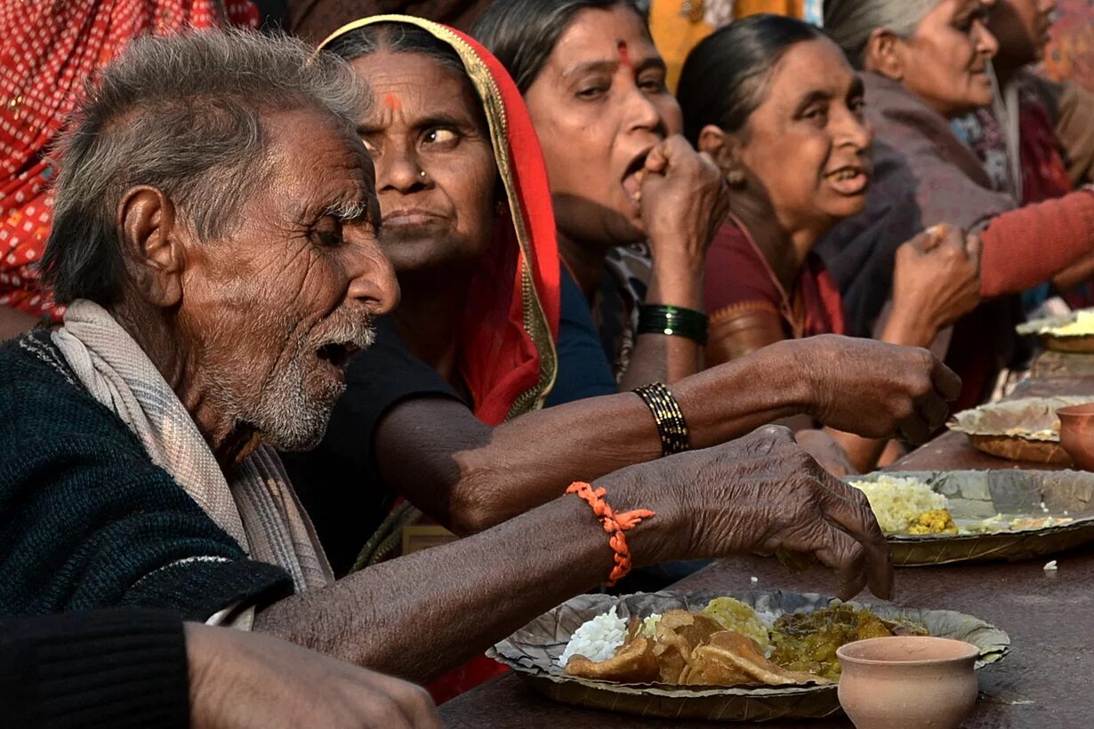 Этикет индии. Калькутта Индия нищета. Индия люди. Индийцы едят руками. Прием пищи в Индии.