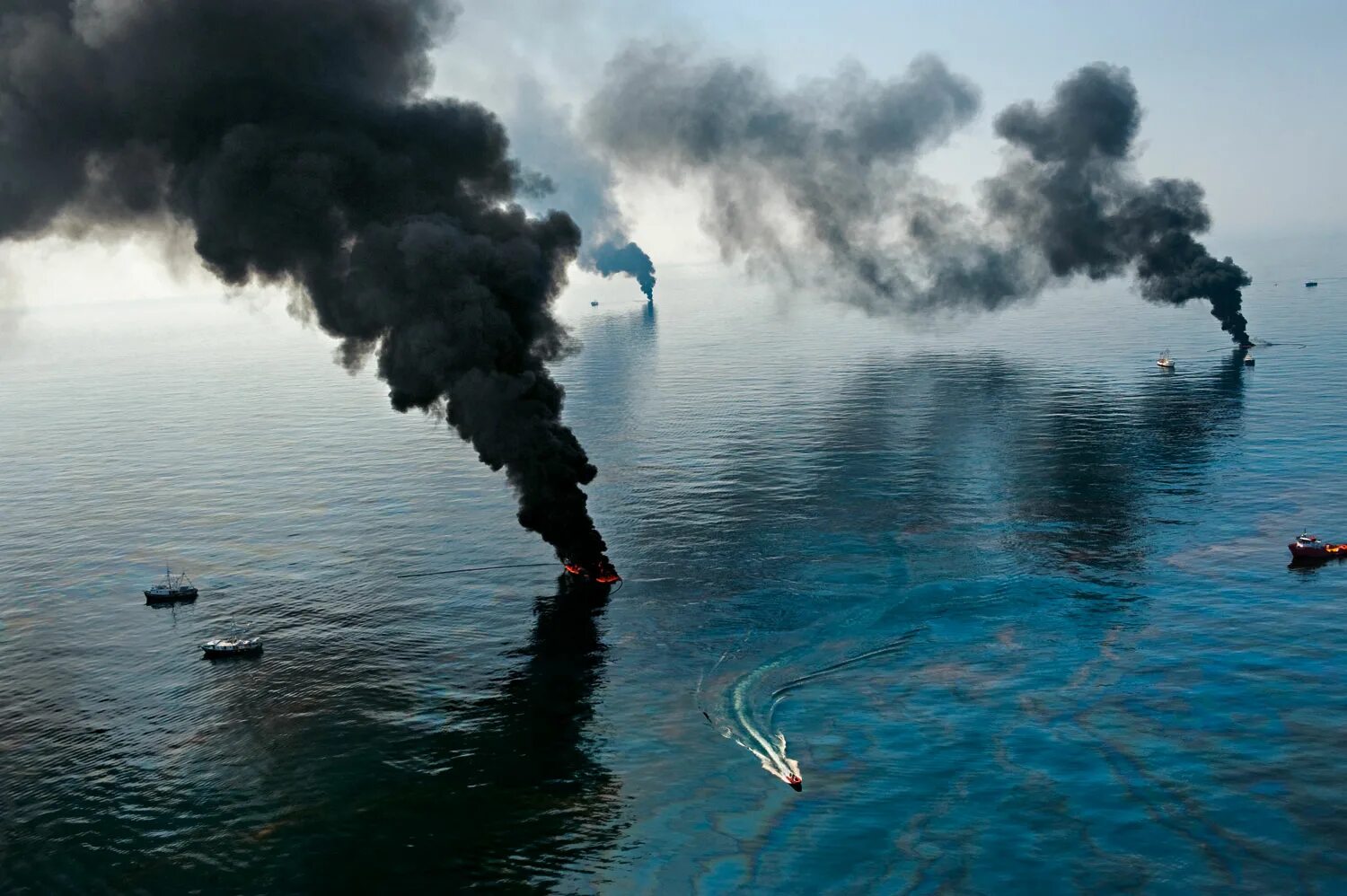 Deepwater Horizon тонет. Экологические проблемы мирового океана нефть. Загрязнение вод мирового океана химическими веществами. Химическое загрязнение мирового океана химикатами. Атмосферное загрязнение воды