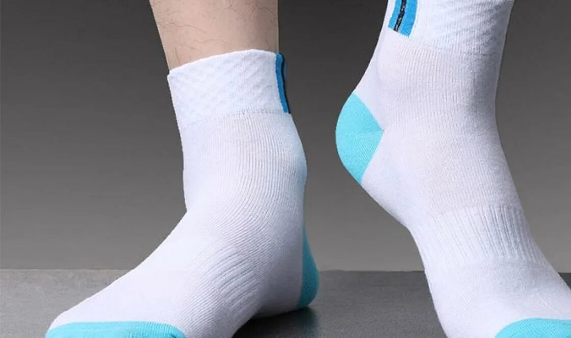 Синтетические носки. Белые носки мужские. Одноразовые носочки. Медицинские мужские носки на ноге.