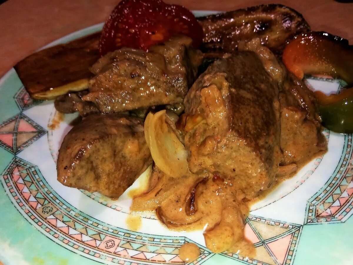 Свиная печенка в соусе. Печенка в соусе. Блюда из свиной печени. Готовим свиную печень рецепт. Блюда из говядины на сковороде.