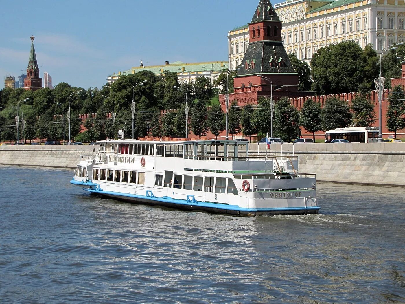 Теплоход алей. Теплоход Алые паруса Москва. Теплоход Москва река. Ривер Палас теплоход. Речной теплоход Москва.