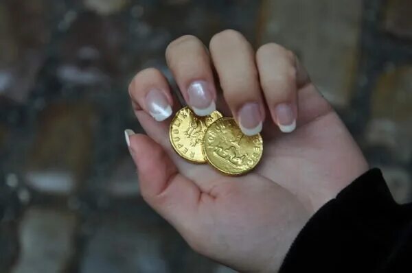 Монеты на перекрестке. Монета на ладони. Монеты магия. Монета в женской руке.