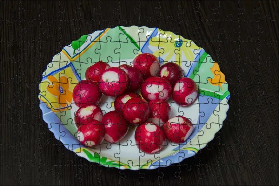 Редис внутри. Редиска. редиска на тарелке. фруктовая тарелка с редиской. закуска с редиской на стол.