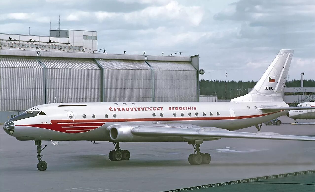 Первый реактивный пассажирский самолет. Ту 104. Ту-104 пассажирский. Самолет ту 104. Tupolev tu-104.
