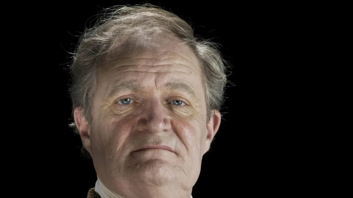 Профессор гораций слизнорт. Гарри поттер профессор слизнорт. Профессор слизнорт. Гораций слизнорт. Джим бродбент гораций слизнорт.