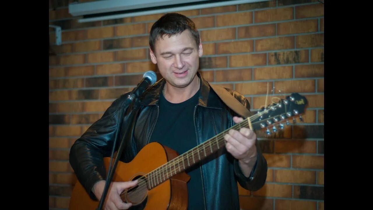 Комарова на гитаре. Шансон под гитару. Певец под гитару. Певцы барды. Шансон под гитару.