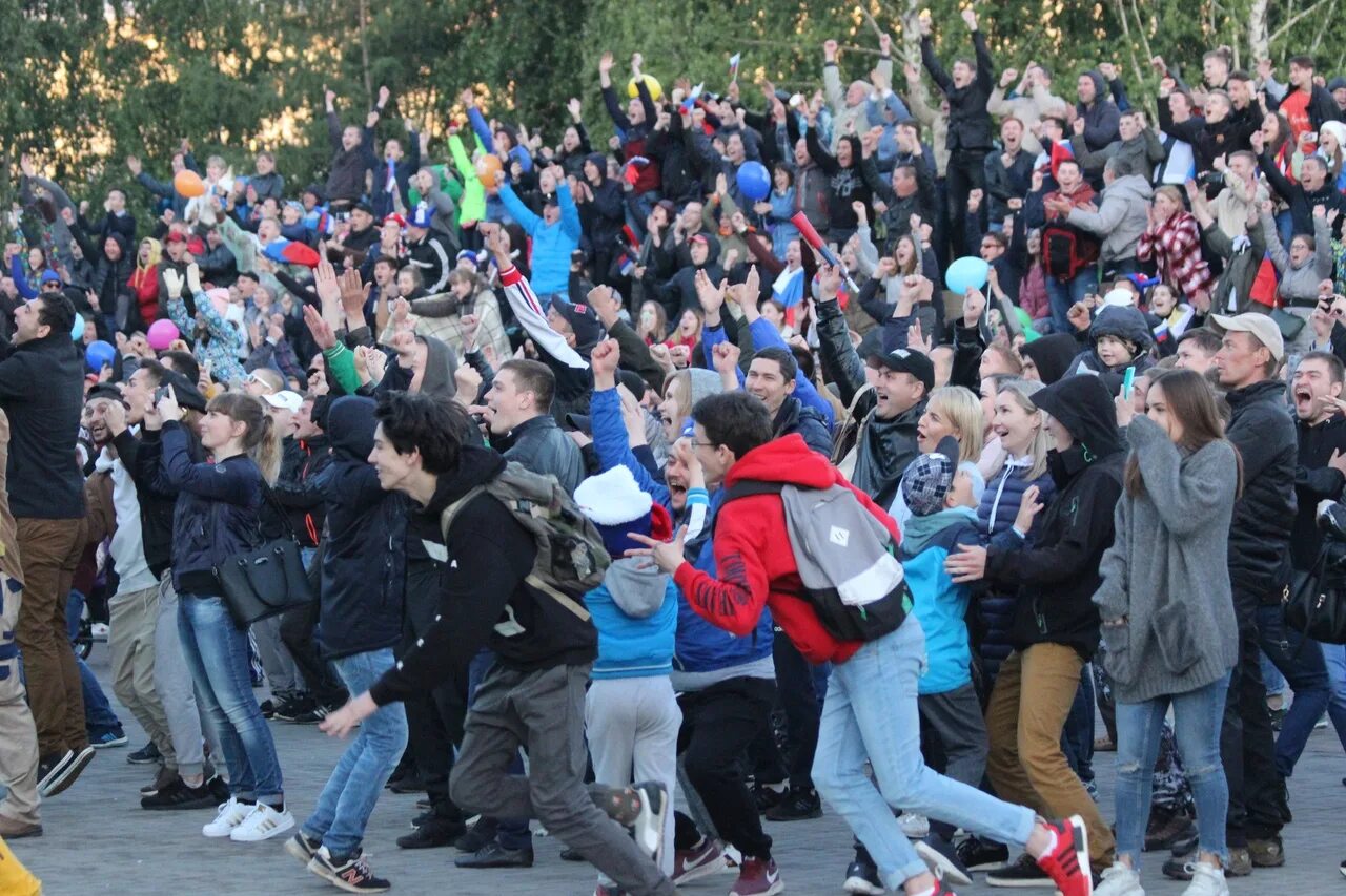 парк кирова фан зона. сцена в парке кирова ижевск. фан зона парка им кирова в ижевске. фанзона в парке кирова. парк кирова ижевск.
